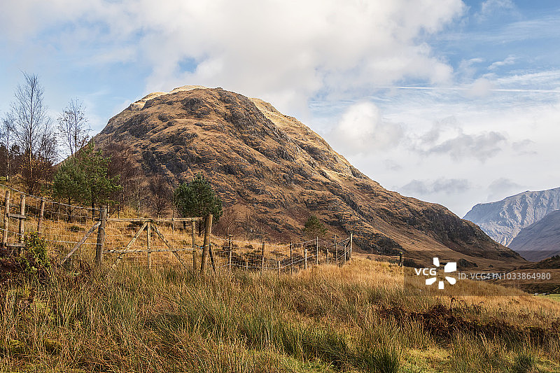 格伦埃蒂夫秋景：围栏树木与远山图片素材