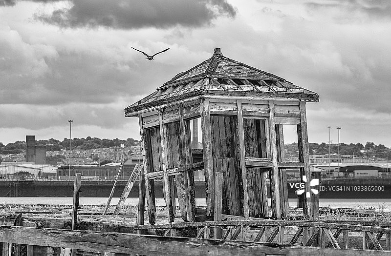 利物浦码头边倾斜的废弃旧棚屋图片素材