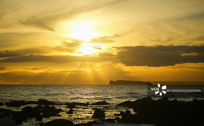 毛伊岛威雷亚日落，远处是卡胡拉威岛，夏威夷，美国图片素材