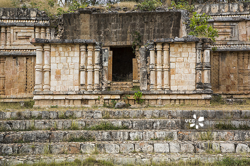拉布纳玛雅遗址的雕刻柱图片素材