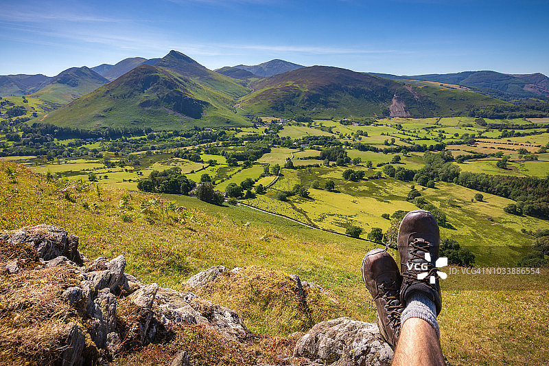 男人在猫铃峰顶休息，欣赏湖区纽lands山谷的景色图片素材