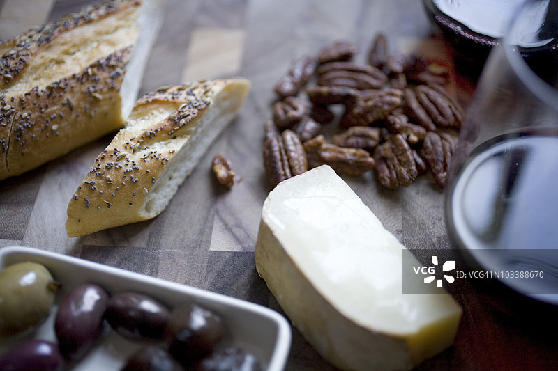 葡萄酒和奶酪拼盘图片素材