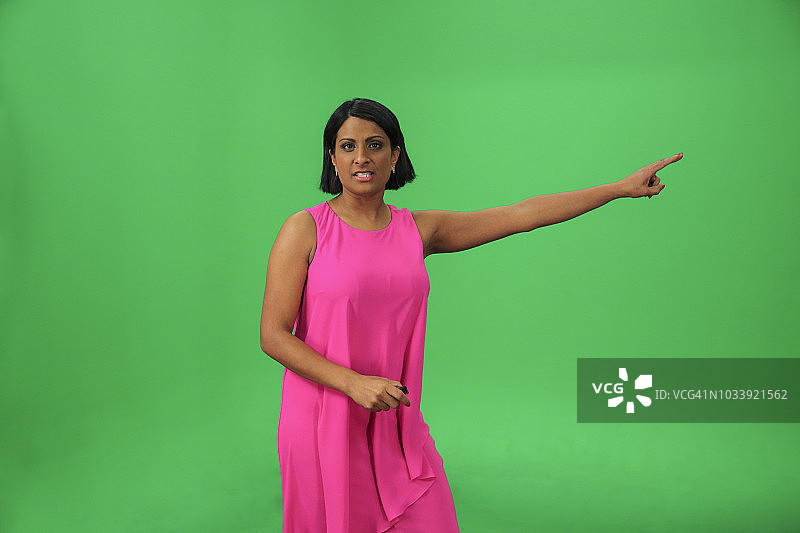 绿色背景上的天气预报员图片素材