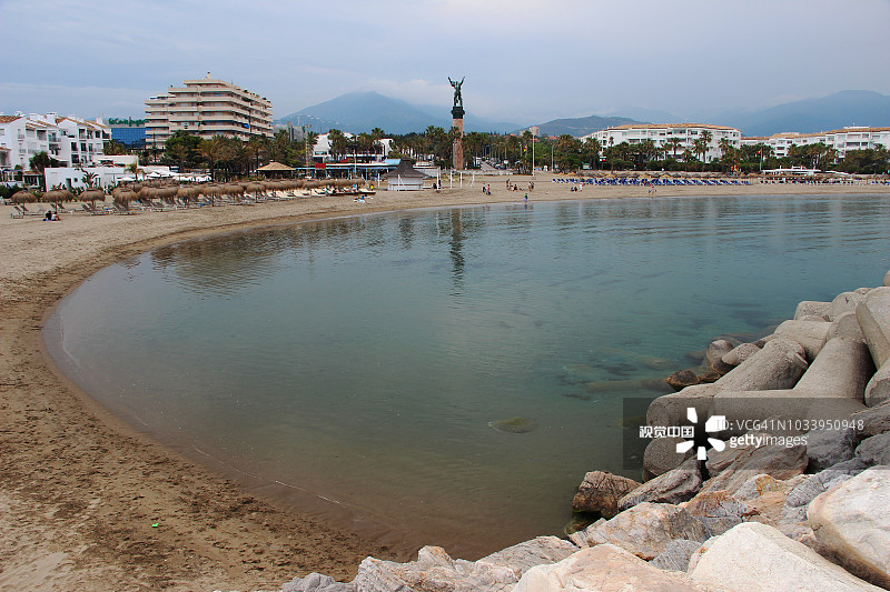 西班牙安达卢西亚马álaga省巴努斯港海滩图片素材
