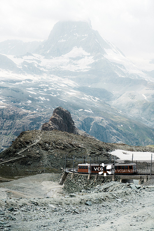 马特宏峰附近瑞士阿尔卑斯山的火车图片素材