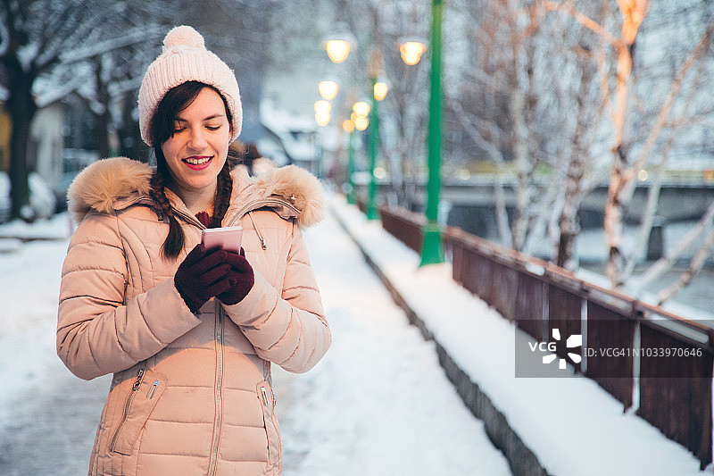冬天使用手机的女人图片素材