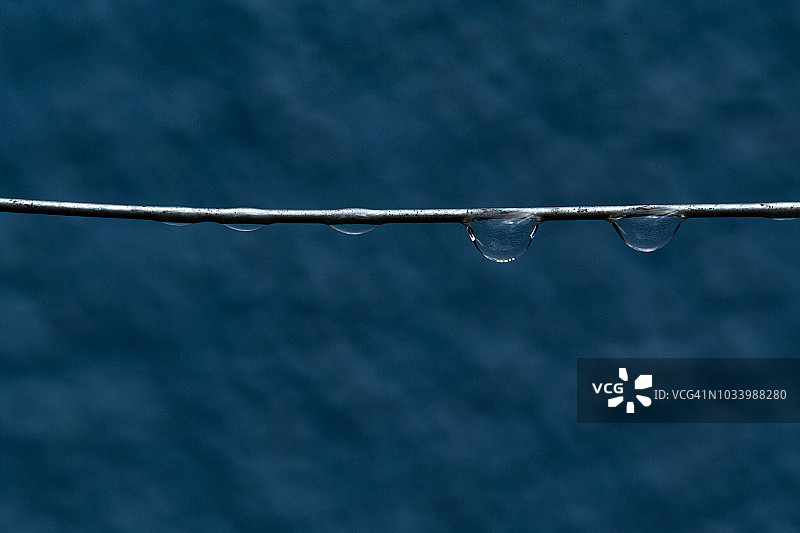 悬挂在铁丝上的水滴图片素材