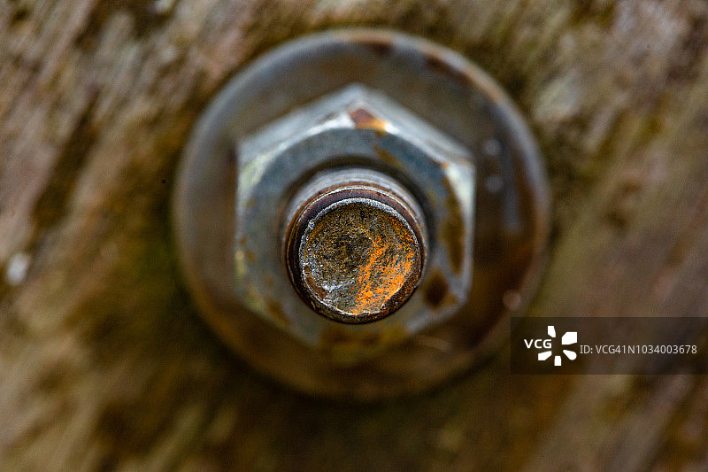 木门上的螺栓螺母细节图片素材