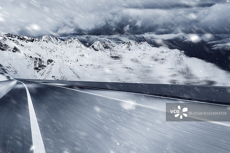 通往雪山的空旷道路图片素材