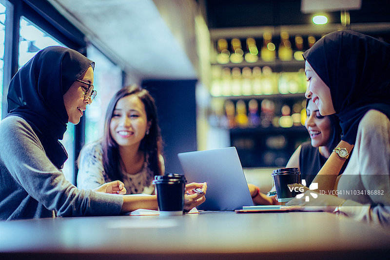 朋友在咖啡馆聚会图片素材