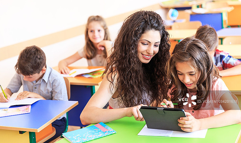 学生在数位板上制作视频演示图片素材