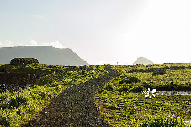 法罗群岛斯特莱默岛教堂镇的游客图片素材