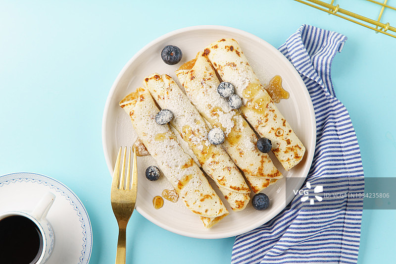 蓝莓焦糖糖粉卷饼和黑咖啡图片素材