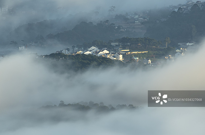 雾中的村庄图片素材