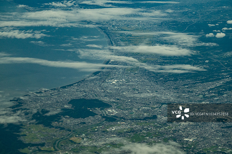 从飞机上俯瞰日本静冈县骏河湾、三岛市和沼津市图片素材
