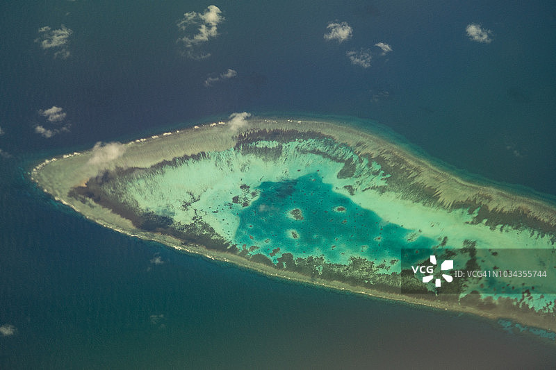 从飞机上鸟瞰南中国海南沙群岛图片素材