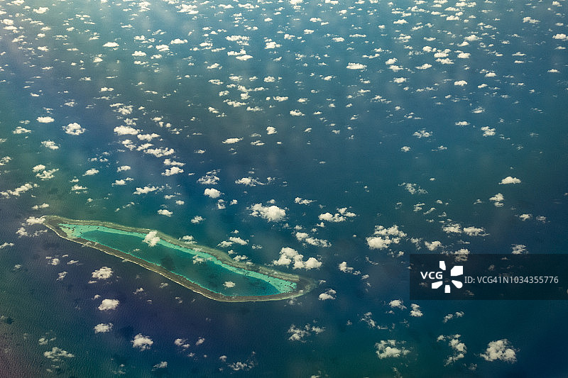 从飞机上俯瞰南中国海南沙群岛的光星礁图片素材