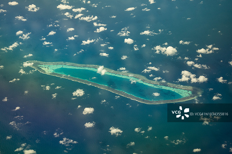 从飞机上俯瞰南中国海南沙群岛的光星礁图片素材
