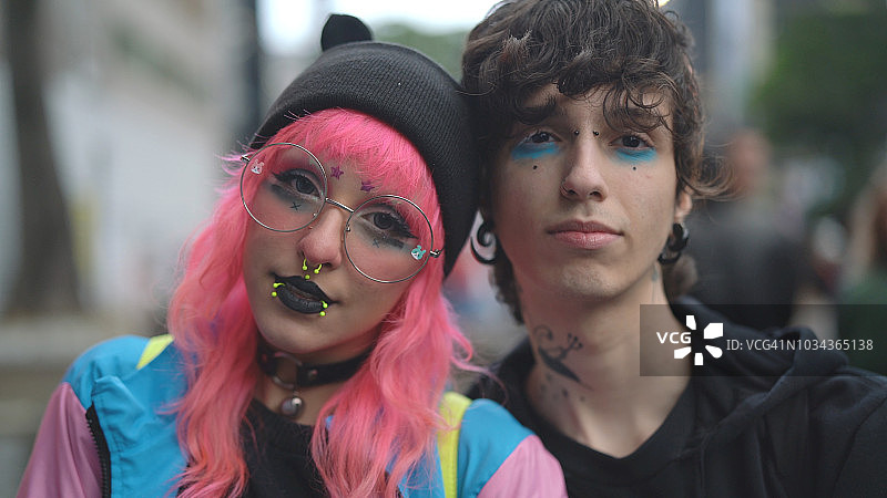 另类生活：年轻朋友肖像图片素材