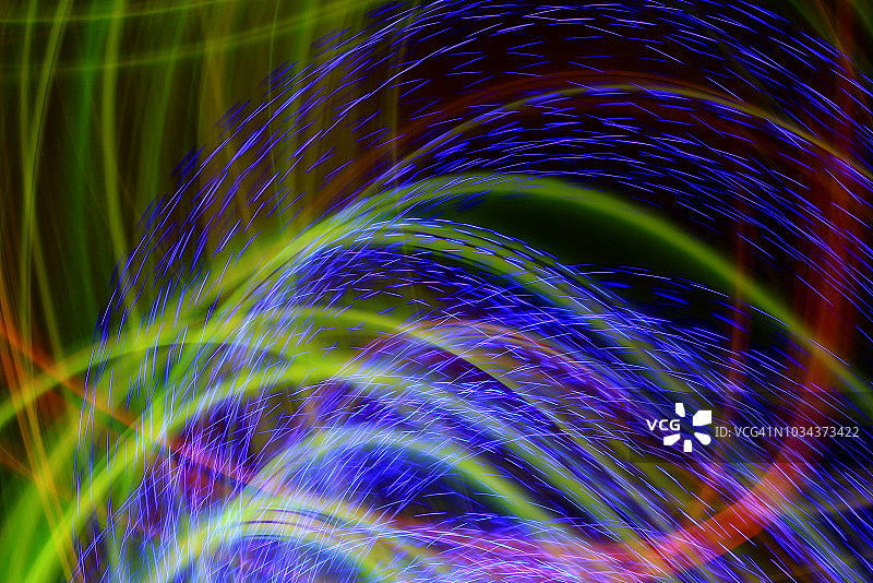 黑色天空中的彩色光轨图片素材