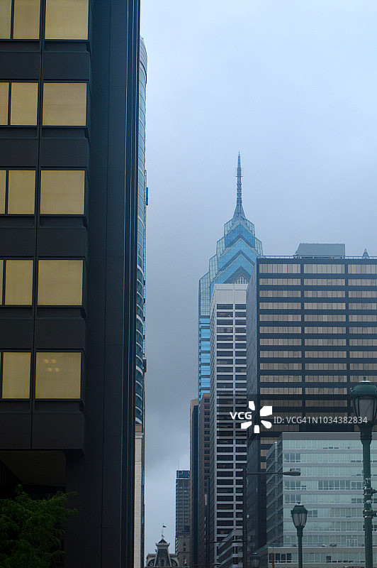 晨雾下的费城市中心图片素材