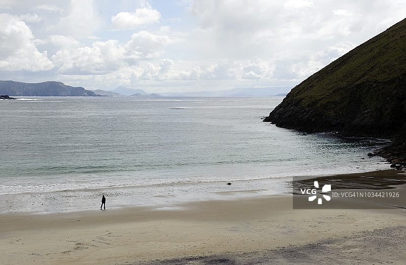在爱尔兰梅奥郡基姆海滩的游客图片素材