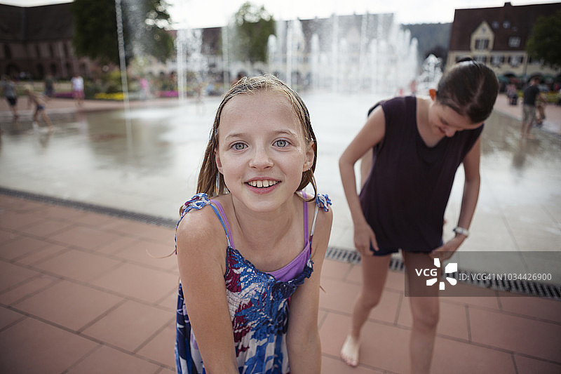 夏日街头喷泉下的两个孩子图片素材