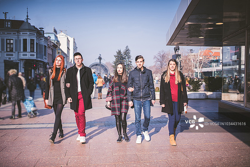 五个朋友在街上行走图片素材