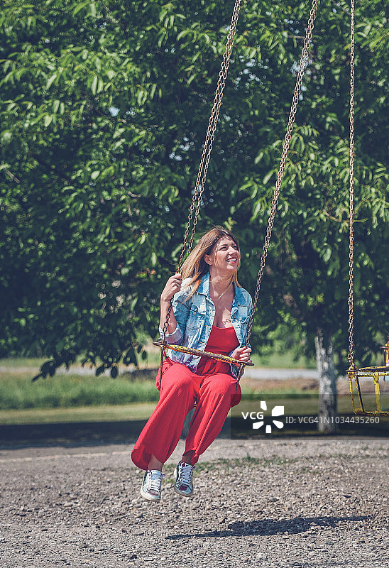 旋转木马上的女人图片素材