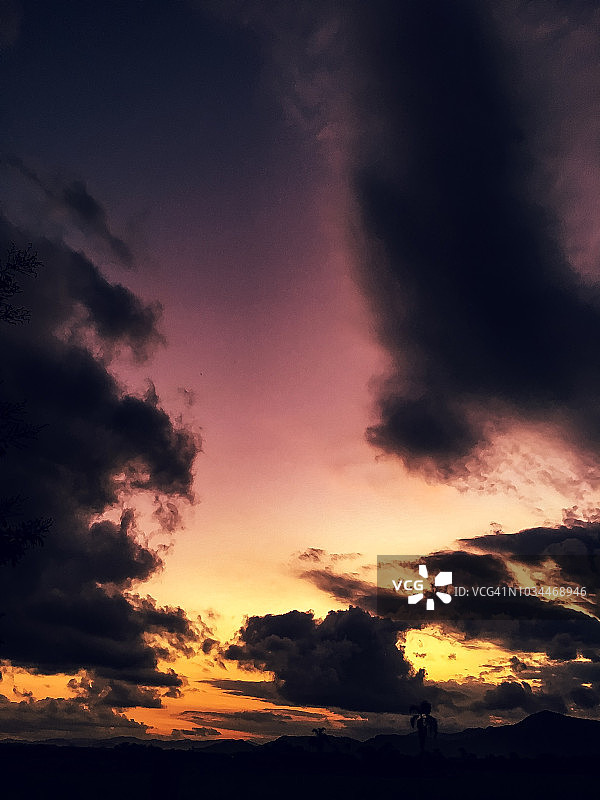 黎明时分的粉色云彩天空图片素材