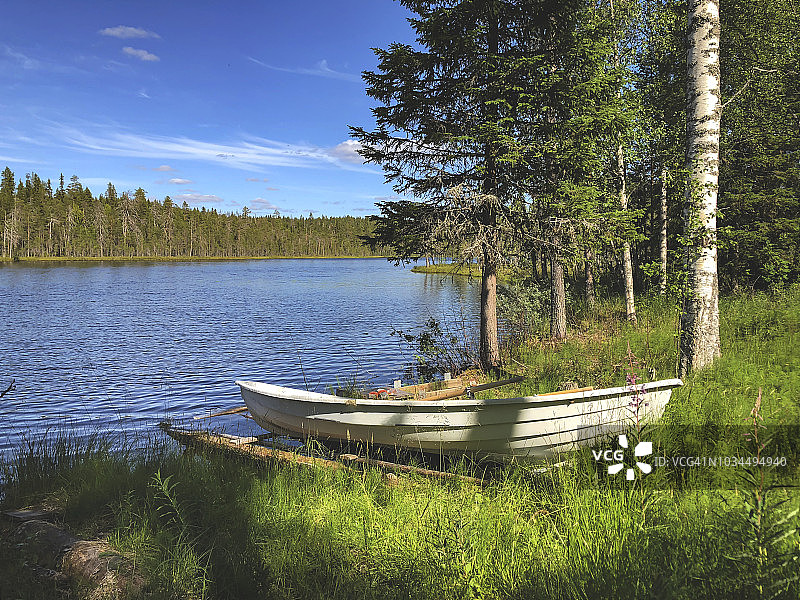 湖岸边的船只图片素材