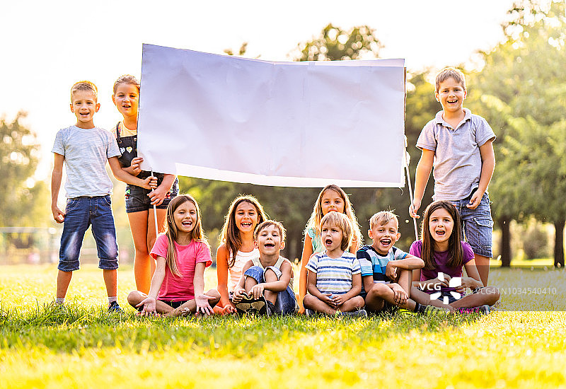 一群快乐的孩子拿着复制空间图片素材