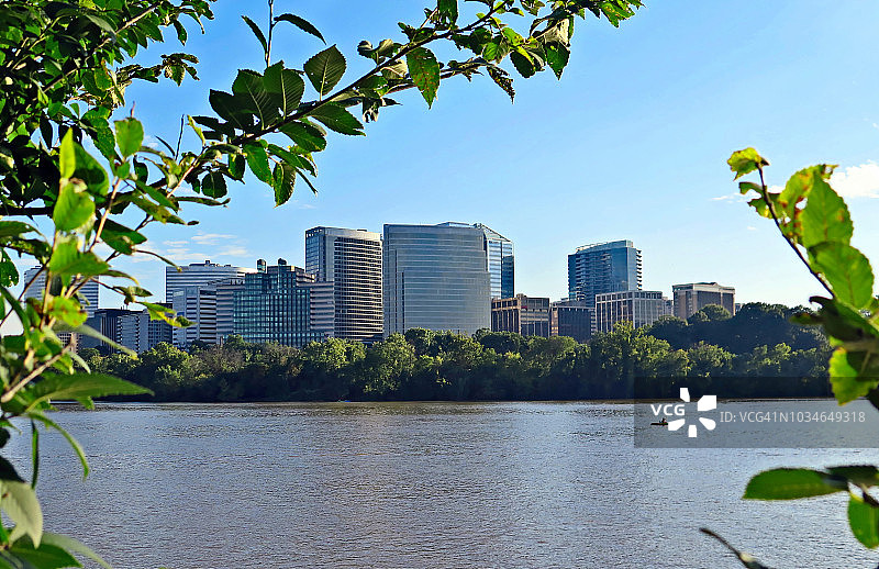美国弗吉尼亚州阿灵顿县罗斯林和波托马克河的天际线图片素材
