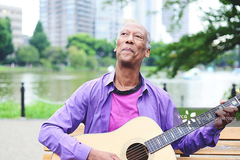在公园弹吉他的中年人图片素材
