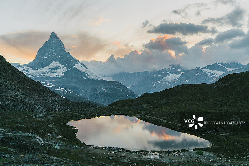 女子在马特宏峰附近欣赏湖泊美景图片素材