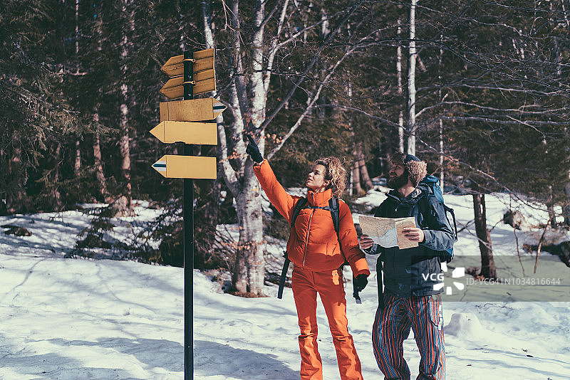 情侣在山中迷路，寻找正确方向图片素材