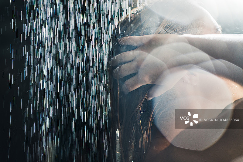 女性在淋浴下洗头发的特写图片素材