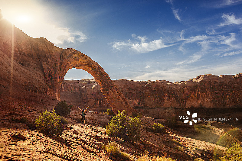 女人在科罗拉多高原独自徒步旅行：科罗娜拱门图片素材