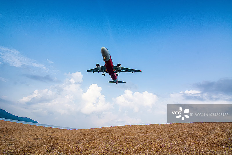 泰国普吉岛麦考海滩的飞机景观图片素材