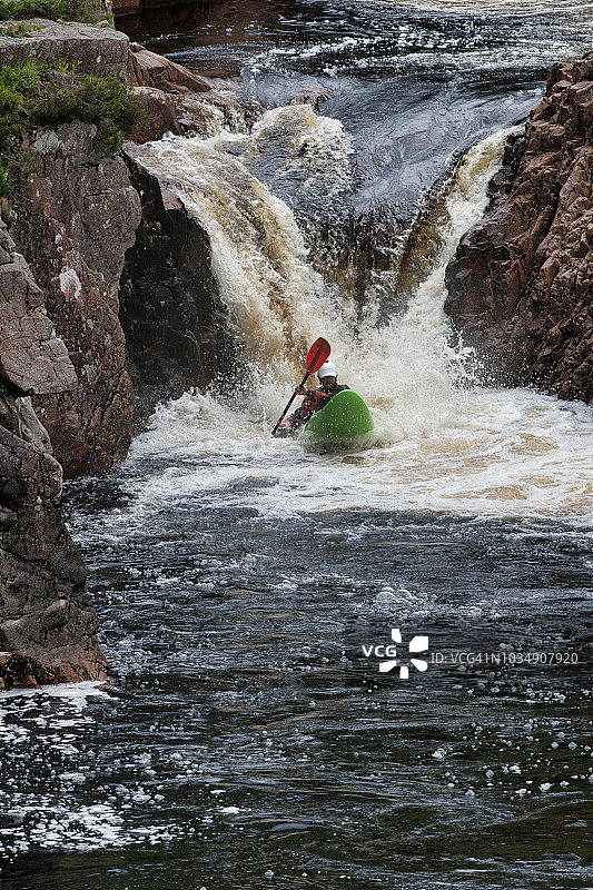 在格伦埃蒂夫三叠瀑布划皮划艇图片素材