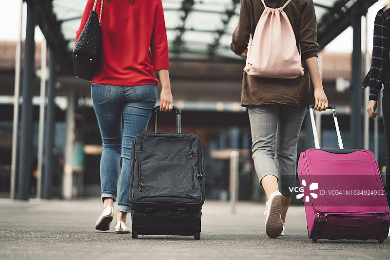 热爱旅行的年轻女性图片素材