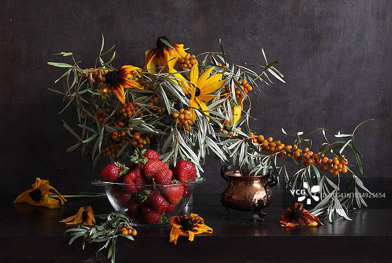 沙棘、草莓和金光菊图片素材