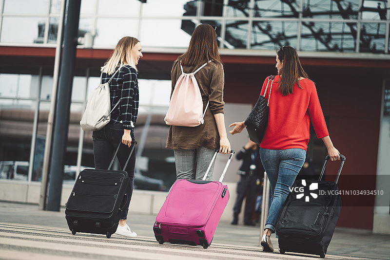 三个朋友离开小镇，去巴黎度周末图片素材