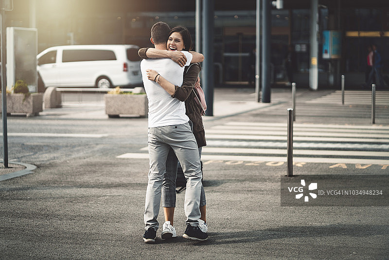 快乐情侣一月后重逢图片素材