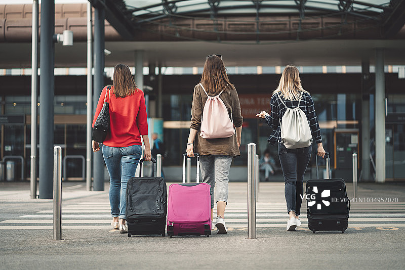 朋友们在机场准备周末度假图片素材