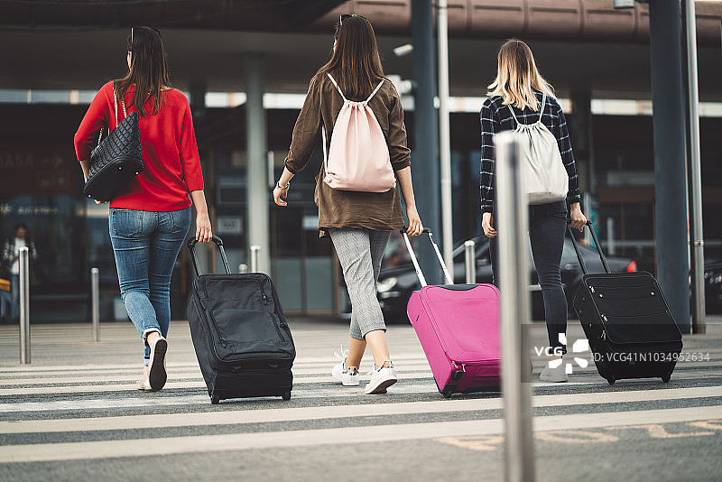 一群朋友抵达机场图片素材