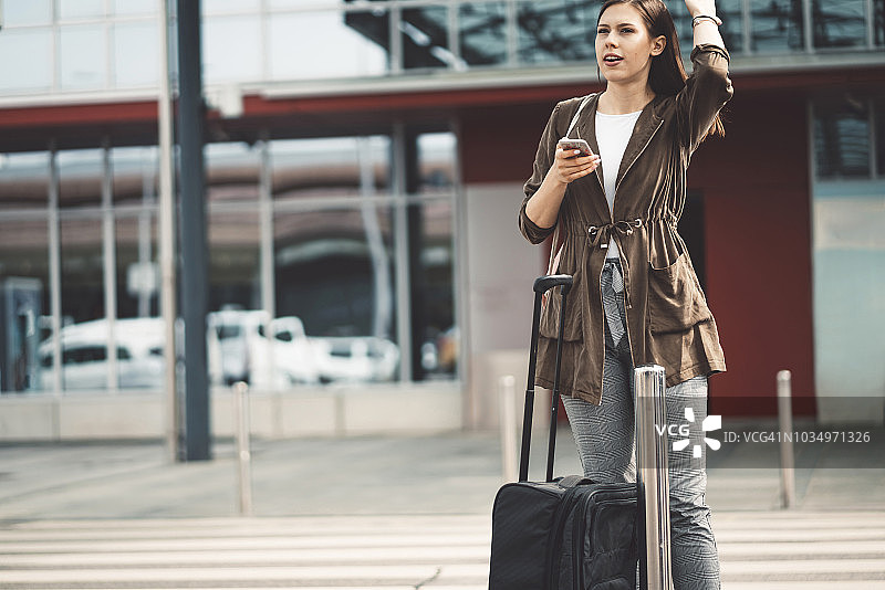 独自旅行的美丽女人图片素材