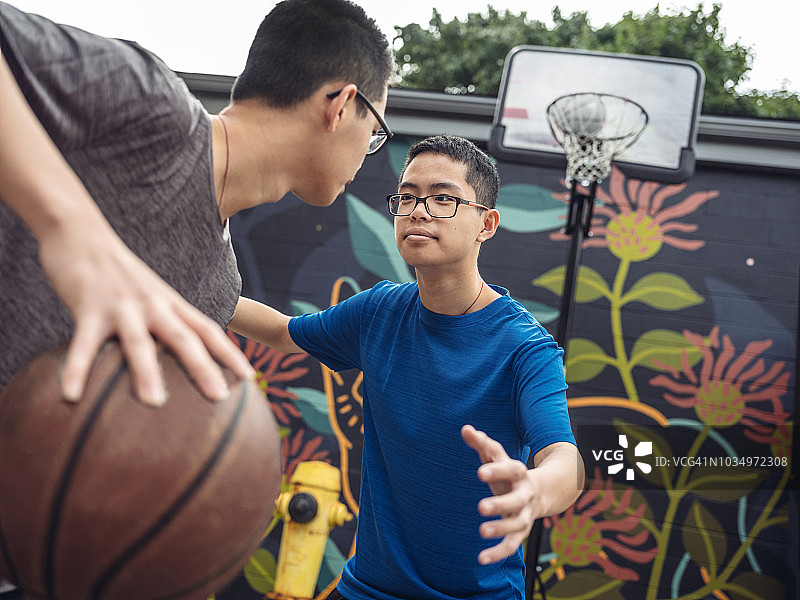 打篮球的双胞胎图片素材