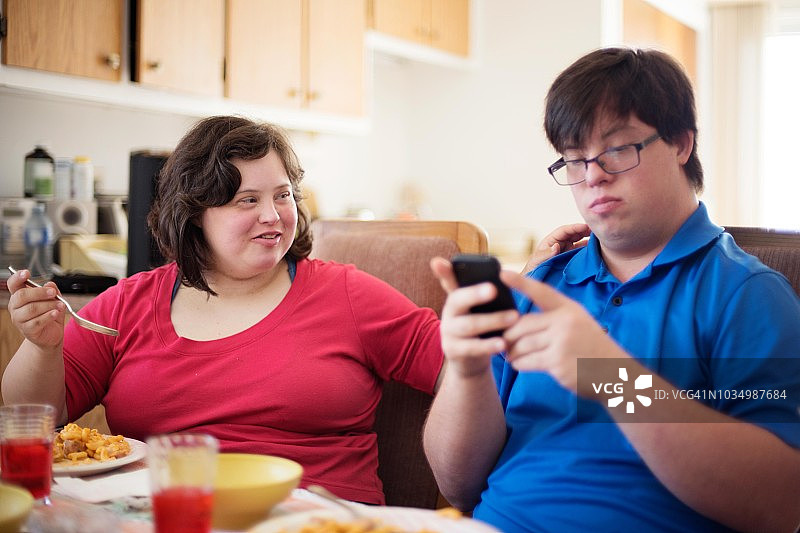 患有唐氏综合征的情侣学习烹饪和饮食图片素材