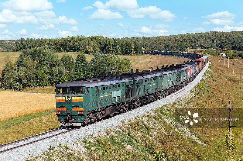 三台牵引重型货运列车的强大柴油发动机图片素材